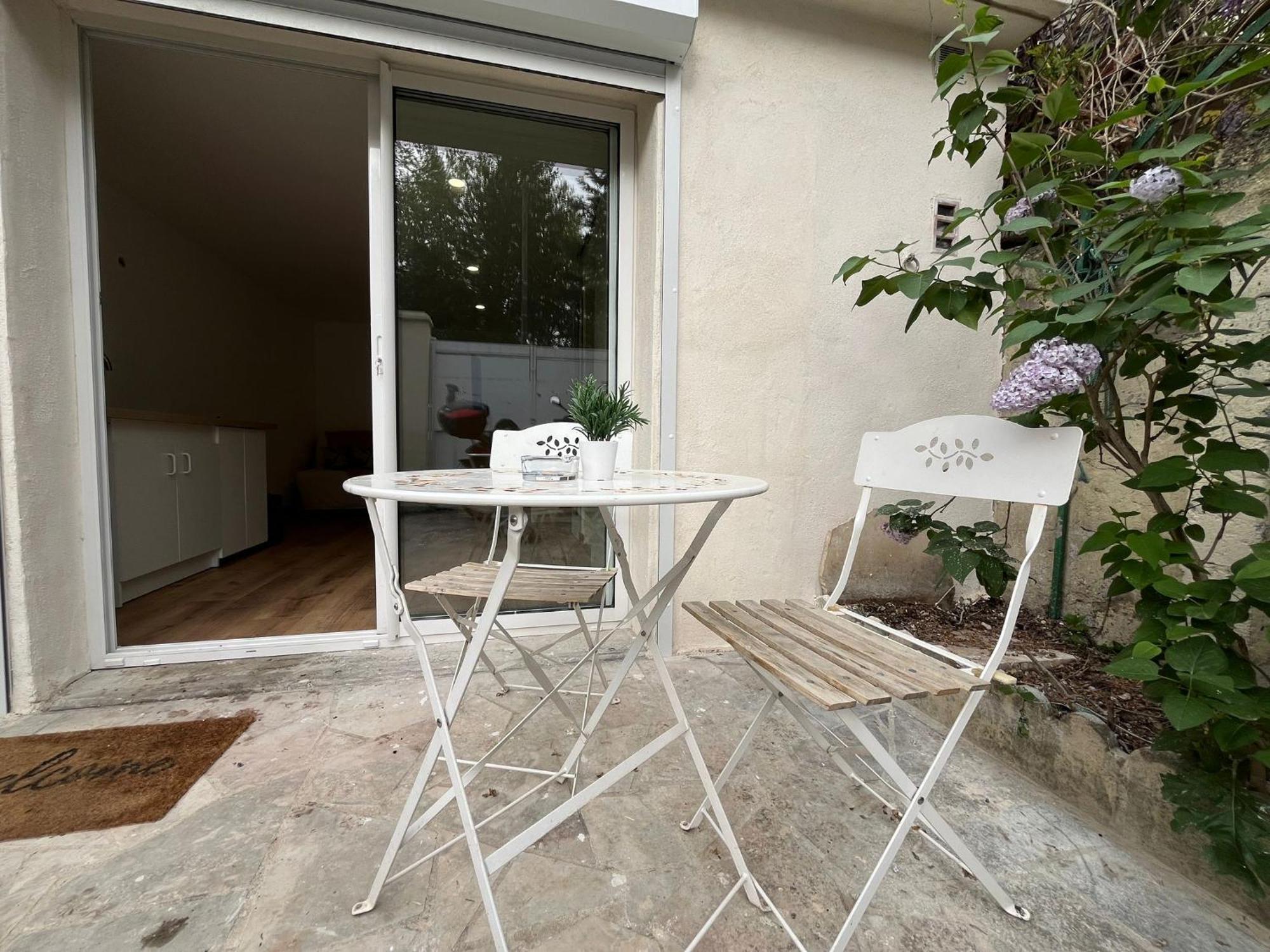 Studio Cosy Avec Clim Et Terrasse Ideal Couple Apartment Avignon